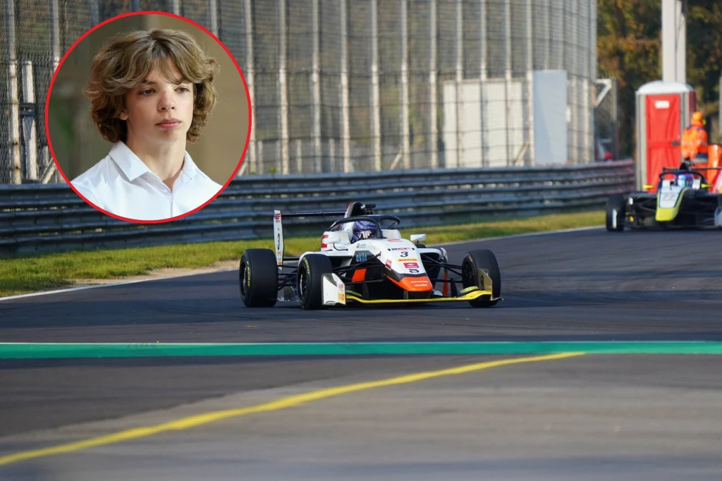 Tymoteusz Kucharczyk wydał komunikat ws. swojej przyszłości Samochód wyścigowy na torze podczas zawodów, obok toru widoczni są sędziowie lub obsługa techniczna. W lewym górnym rogu wstawione jest okrągłe zdjęcie młodego chłopaka o jasnych, kręconych włosach i białej koszuli.