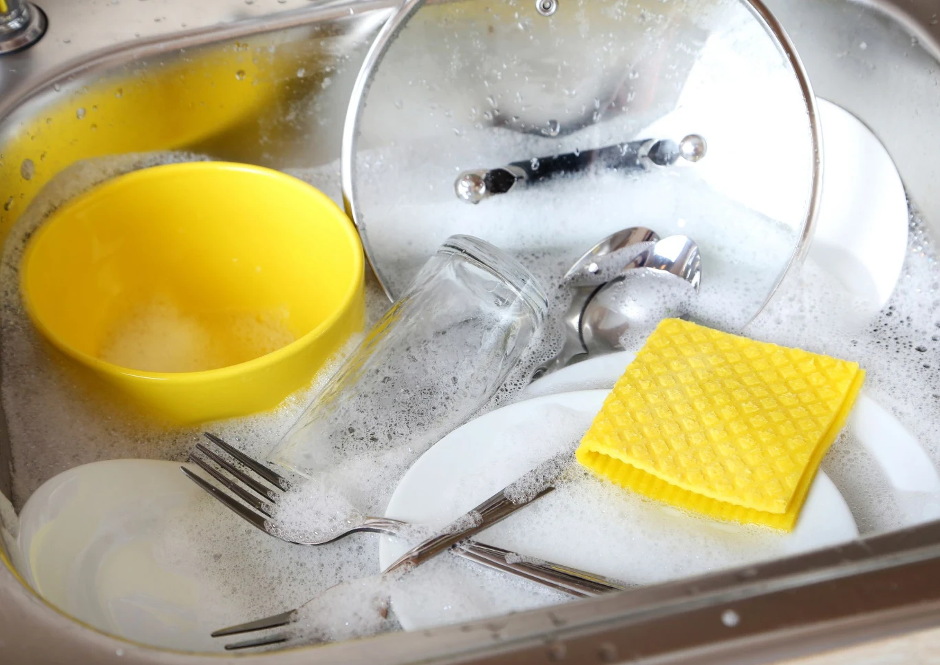 Domowymi sposobami łatwo wyczyścisz sztućce. Fot. 5second/123RF.com