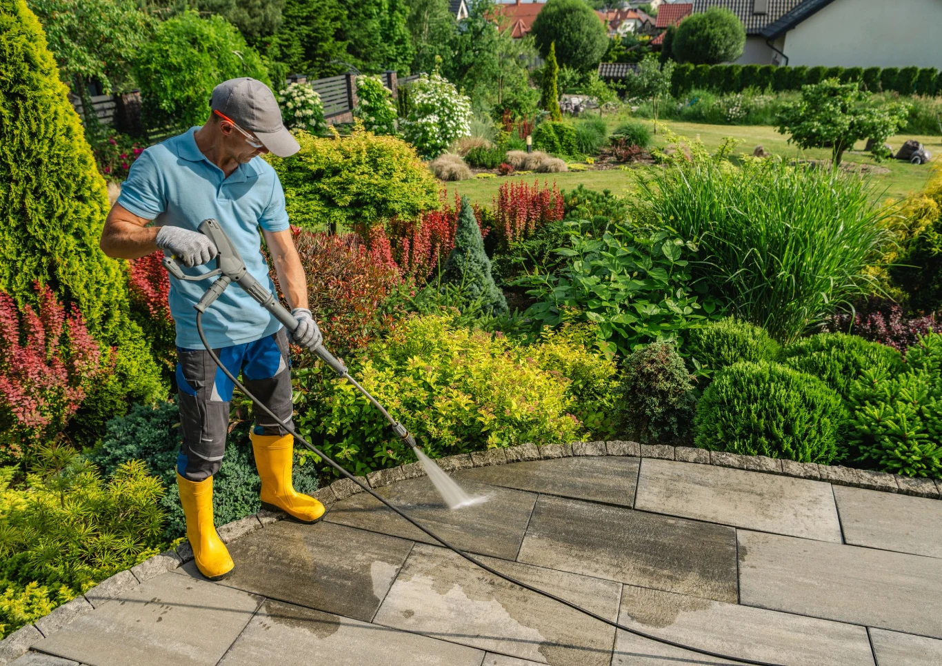 Należy nie odkładać czyszczenia tarasu na późniejszy okres czasu. Fot. welcomia/123RF.com