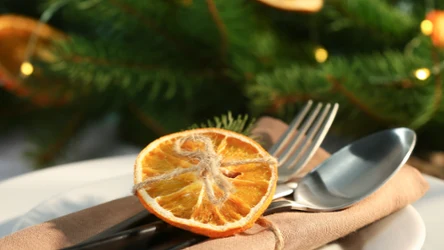Jest ważny powód, dlaczego nie stawia się noży ostrzeniem do góry. Nasze prababcie zwracały na to uwagę, nakrywając stół