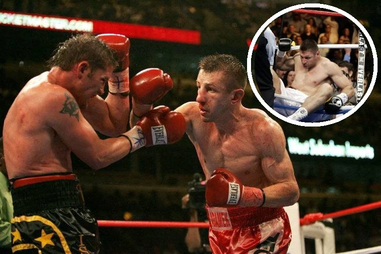 Ponad 20 lat temu odbyła się jedna z najważniejszych gal w historii polskiego boksu Dwóch bokserów w trakcie intensywnej wymiany ciosów na ringu, wokół zgromadzona publiczność, w prawym górnym rogu widać małą wstawkę ze zdjęciem jednego z zawodników siedzącego na macie ringu po zakończonej walce.