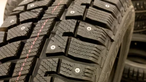 Chcą zakazać jednego rodzaju opon zimowych. Koszty napraw dróg są ogromne