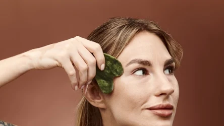 Czy automasaż twarzy gua sha daje spektakularne efekty odmładzające?