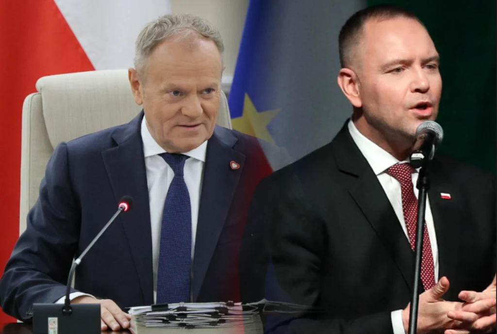 Donald Tusk zwrócił się do Karola Nawrockiego na posiedzeniu rządu Dwóch mężczyzn w garniturach, jeden z nich siedzi przy stole z mikrofonem i dokumentami, drugi przemawia do mikrofonu na tle flag.