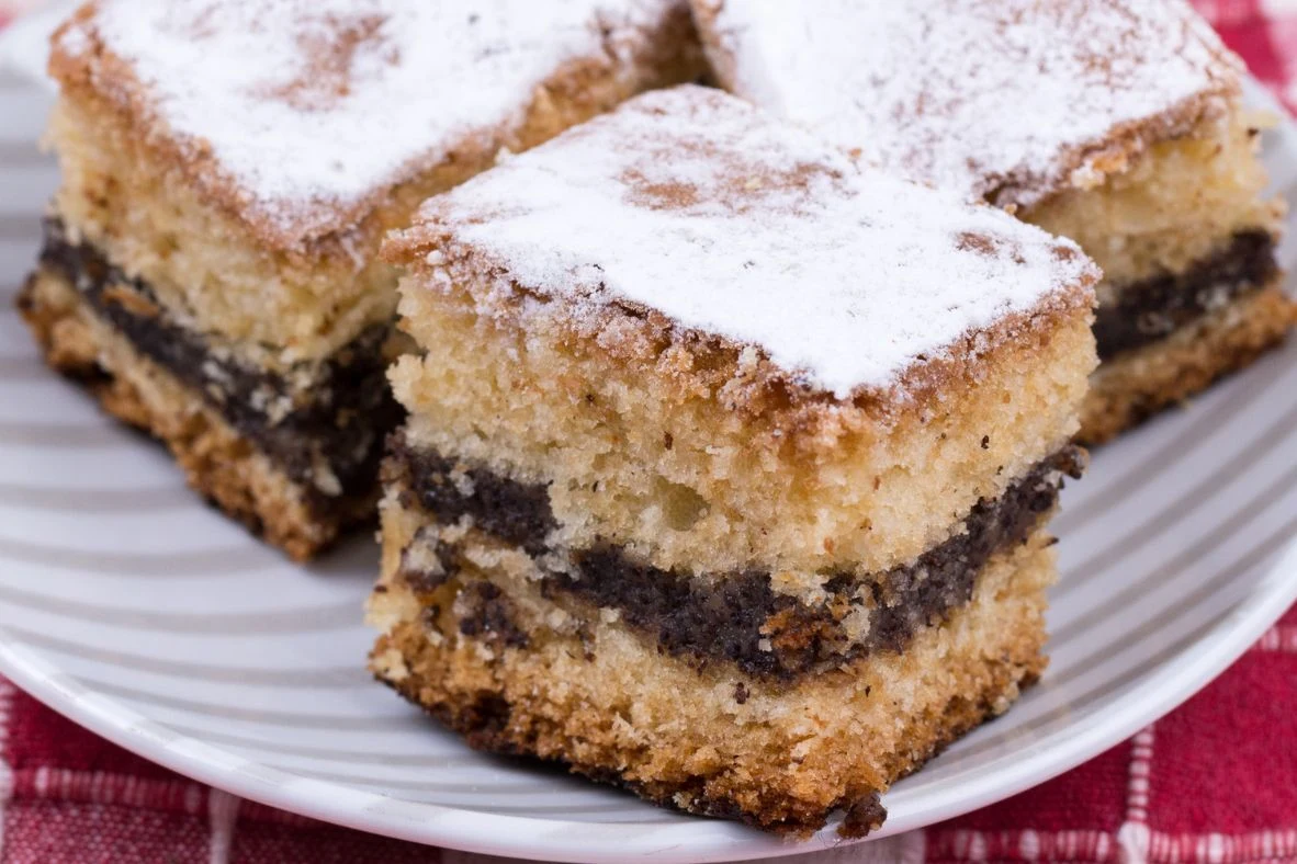 Biszkopt z masą makową to ciasto idealne na sylwestra Biszkopt z masą makową to ciasto idealne na sylwestra