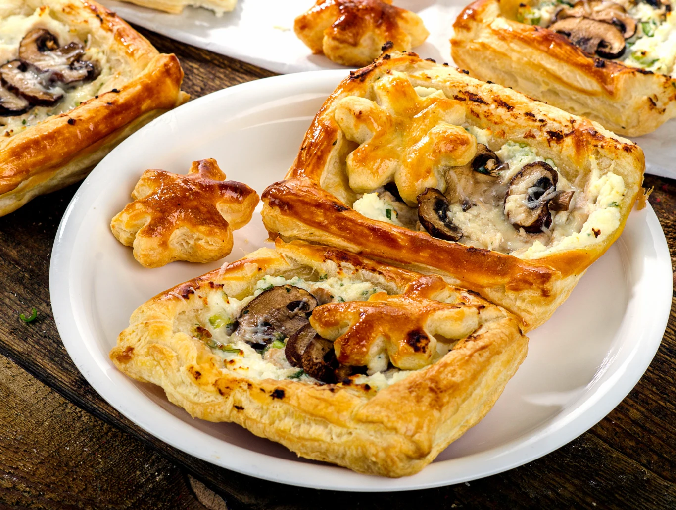 Ciasto francuskie z pieczarkami i serem pleśniowym to przepyszna wegetariańska przekąska na sylwestra Ciasto francuskie z pieczarkami i serem pleśniowym to przepyszna wegetariańska przekąska na sylwestra