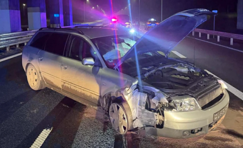 Pościg za 29-latkiem trwał kilkadziesiąt minut. Skończył się na policyjnej blokadzie Uszkodzony samochód osobowy z otwartą maską stoi na środku jezdni autostrady nocą. Na tle widoczne policyjne radiowozy z włączonymi sygnałami świetlnymi.