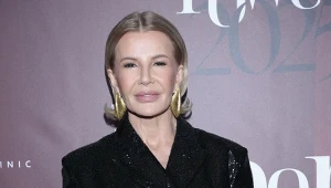 Dziennikarka uwielbia podkreślać strojem swoją kobiecość