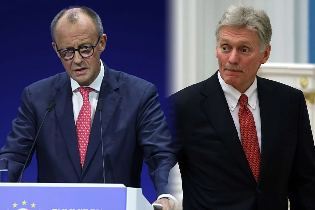 Rosja. Rzecznik prasowy prezydenta Rosji Dmitrij Pieskow odpowiedział na słowa kanclerza Niemiec Friedricha Merza Dwóch mężczyzn w garniturach i czerwonych krawatach, jeden stoi za mównicą z mikrofonem na tle niebieskiego panelu z gwiazdami Unii Europejskiej, drugi w eleganckim otoczeniu spogląda w bok.