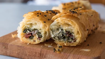 Ciasto francuskie ze szpinakiem i salami podaj gościom na sylwestra. Zapamiętaj przepis, bo przyda się na każdym przyjęciu