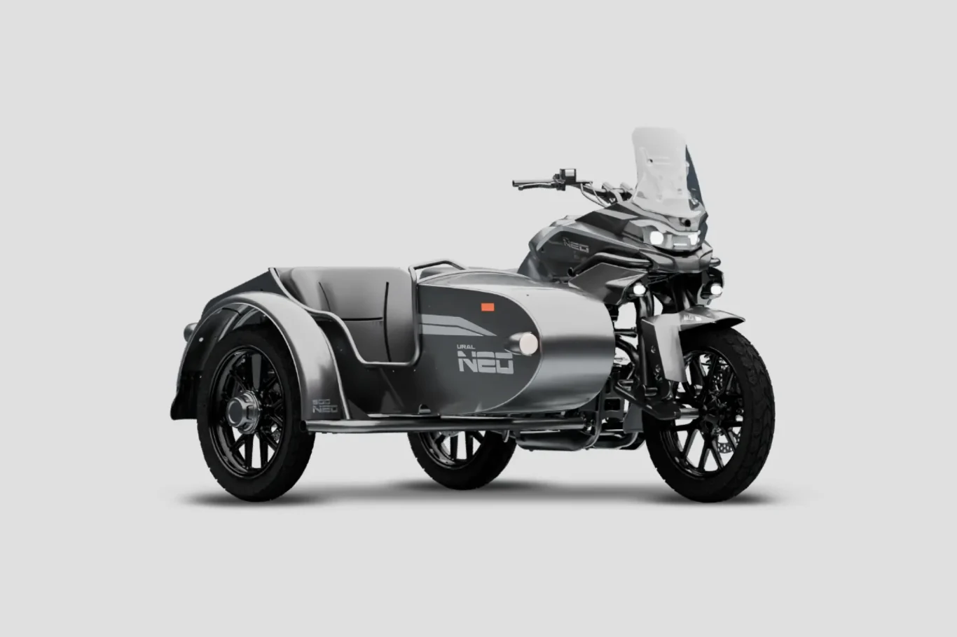 Nowa platforma NEO. Motocykl w nowoczesnym stylu wyposażony w boczny wózek, utrzymany w szarym kolorze z wyraźnymi oznaczeniami i szybą ochronną, ustawiony na jasnym tle.