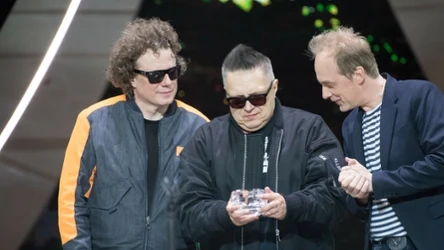 Muzycy T.Love w 2022 r. - od lewej Sidney Polak, Muniek Staszczyk i Jan Benedek. Perkusista i gitarzysta są już poza zespołem