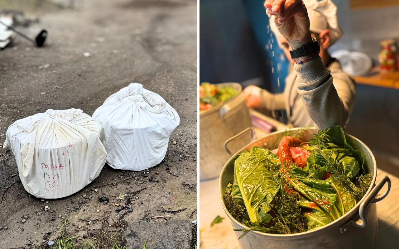 Po lewej stronie worki na śmieci leżące na ziemi, po prawej kucharz przyprawia warzywa gotujące się w dużym garnku.