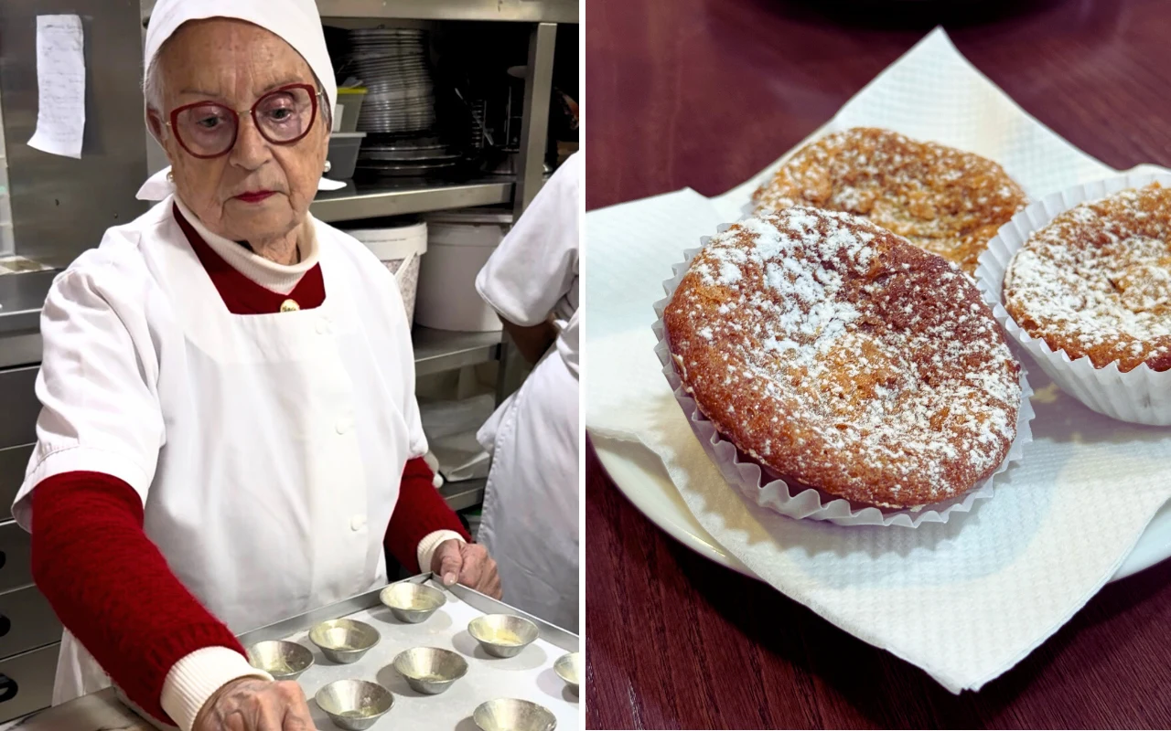 Starsza kobieta ubrana w biały fartuch kuchenny i czepek przygotowuje foremki do pieczenia w kuchni, obok na serwetce leżą trzy posypane cukrem pudrem babeczki.