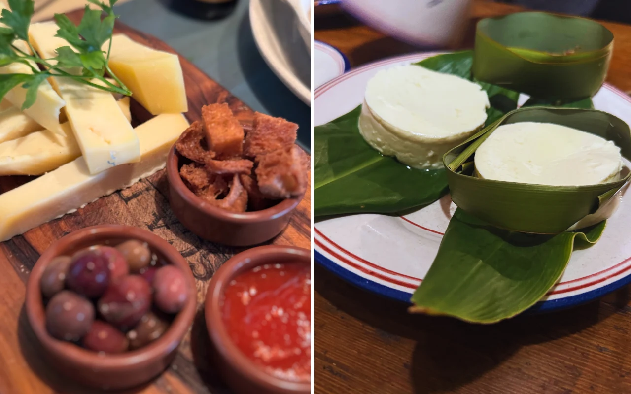 Na pierwszym talerzu znajduje się kompozycja serów, oliwek, grzanek oraz dipu podanych na desce, ozdobionych świeżą natką pietruszki. Na drugim talerzu znajdują się dwa serowe krążki ułożone na zielonych liściach, częściowo owinięte liśćmi.