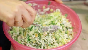 Sałatka z porem i kukurydzą łączy w sobie lubiane, klasyczne smaki