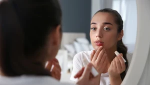 Zrobisz go w 20 minut. Naturalny balsam, który ratuje spierzchnięte usta