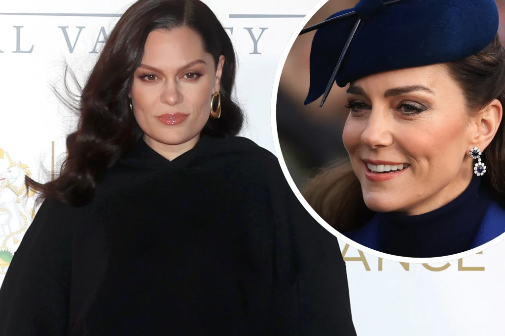 Jessie J spotkała się z księżną Kate za kulisami prestiżowego wydarzenia Dwie kobiety, jedna w ciemnym ubraniu z dużymi kolczykami na tle jasnego plakatu, druga w eleganckim stroju z ciemnym kapeluszem i ozdobnymi kolczykami, ujęcie portretowe.