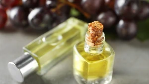 Ten olej nie zapycha i daje efekt wypoczętej skóry. Wystarczy kilka kropel