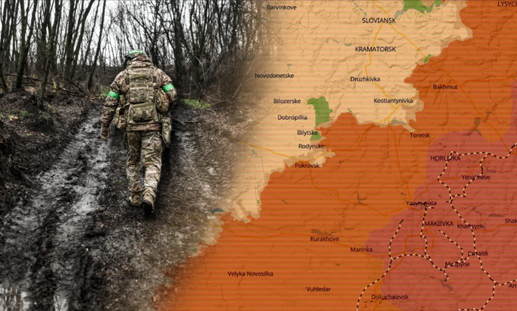 Ukraińcy bronią Pokrowska. Opór jest strategiczny Żołnierz w mundurze wojskowym idący samotnie po błotnistej leśnej drodze, obok znajduje się wycinek mapy strefy działań wojennych z zaznaczonymi miejscowościami i liniami frontu.