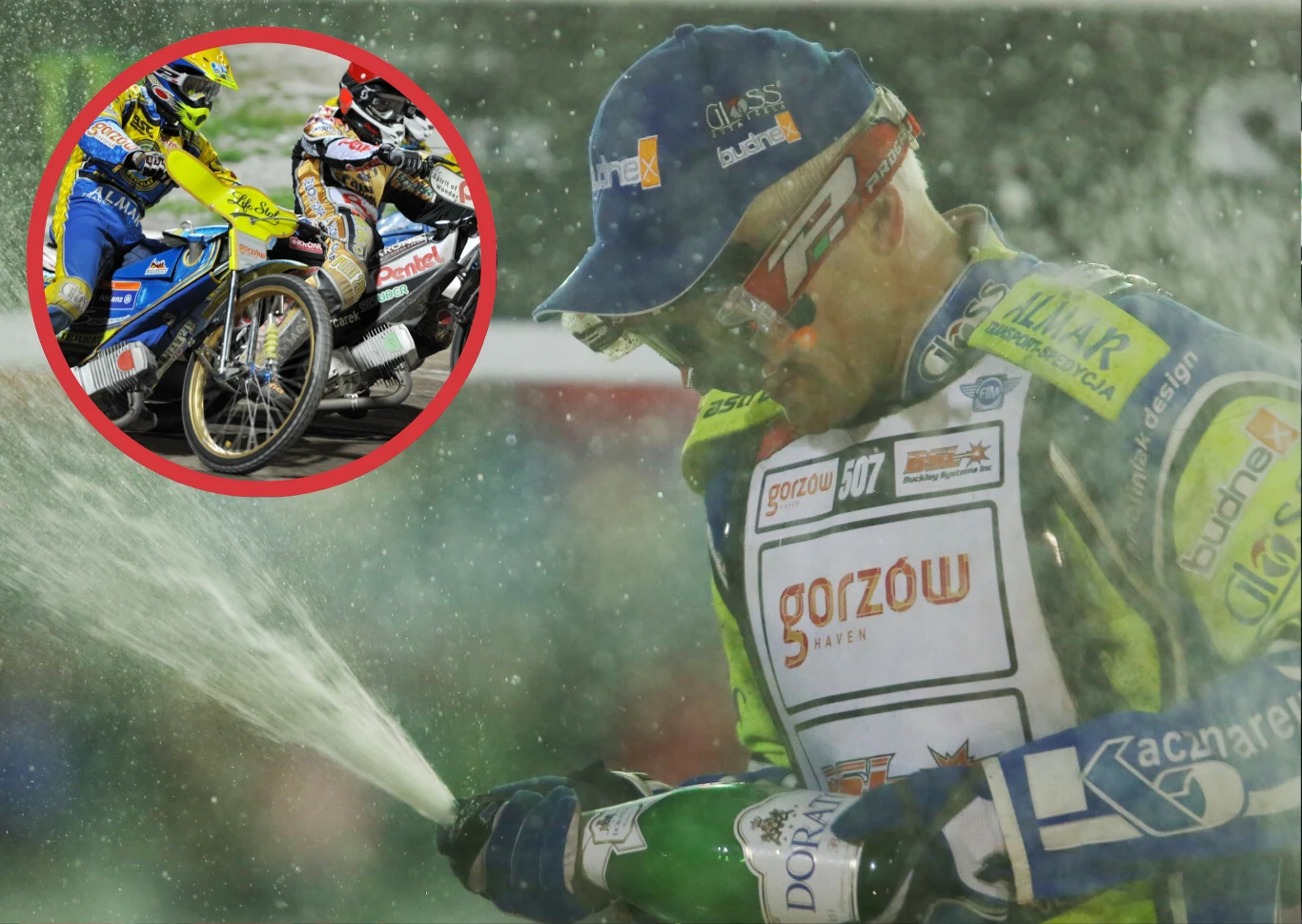 Krzysztof Kasprzak z gwiazdorskim kontraktem w telewizji, a może być jeszcze lepiej. Zawodnik żużlowy w stroju klubowym otwierający szampana, wokół rozprysk płynu. W lewym górnym rogu okrągłe wstawienie pokazujące wyścig żużlowy z udziałem kilku motocyklistów na torze.