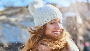 Niweluje problem puszących się włosów. Nałóż od razu po umyciu