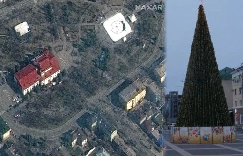 Wojna na Ukrainie. Wielka choinka w Mariupolu. Obok miejsca zbrodni Satellitarne ujęcie fragmentu miasta z wyraźnie widocznymi budynkami oraz zdjęcie dużej, umieszczonej na placu sztucznej choinki ozdobionej kolorowymi panelami u podstawy.