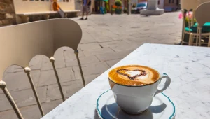 Buone maniere italiane. Czy pizza z frytkami i cappuccino po południu to istotnie grzechy ciężkie?