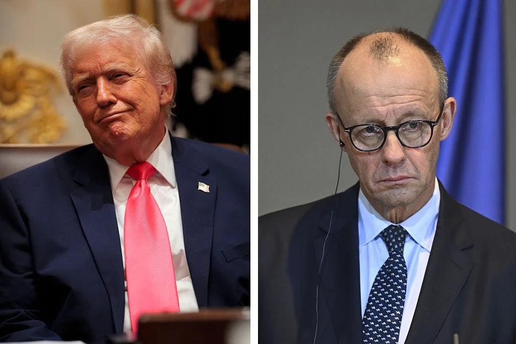 Po lewej stronie starszy mężczyzna w ciemnym garniturze z różowym krawatem, o jasnych włosach i delikatnym uśmiechu. Po prawej stronie mężczyzna w garniturze, z okularami, przerzedzonymi włosami i poważnym wyrazem twarzy, za nim widać niebieską flagę.