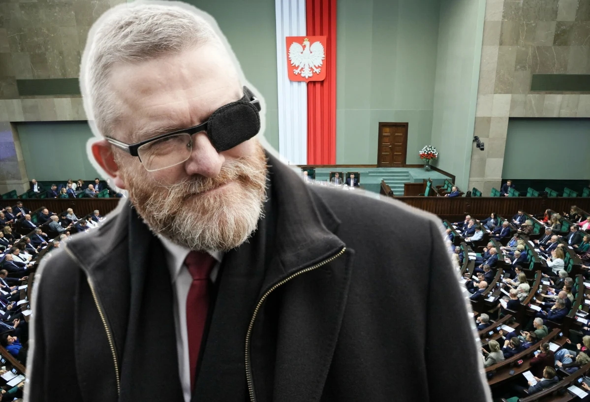 Partia Grzegorza Brauna zaliczyła najwyższy wzrost poparcia w sondażu Mężczyzna z brodą i opaską na oku ujęty na tle sali posiedzeń polskiego parlamentu, w której widoczni są posłowie i trybuna z dużą biało-czerwoną flagą oraz orłem.