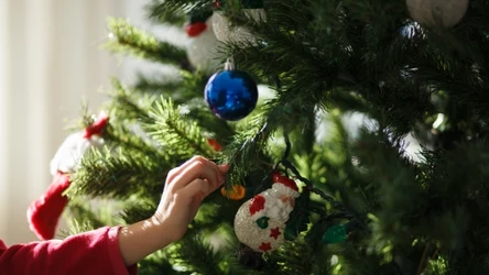Jak ubrać choinkę? Postaw na ozdoby w tym kolorze, a drzewko zyska nutę elegancji