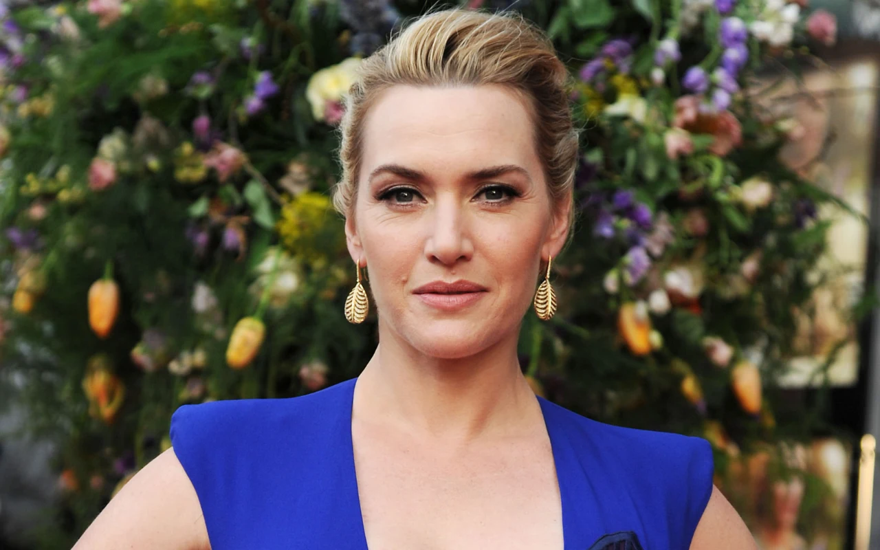 Kate Winslet z eleganckim koku i granatowej sukience