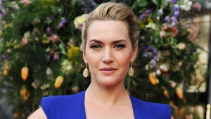 Kate Winslet z eleganckim koku i granatowej sukience