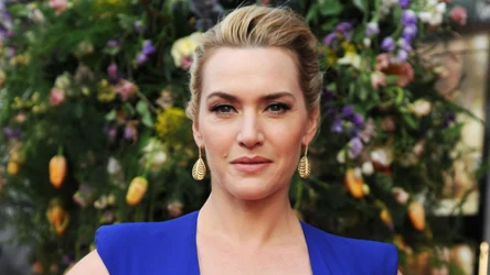 Kate Winslet z eleganckim koku i granatowej sukience