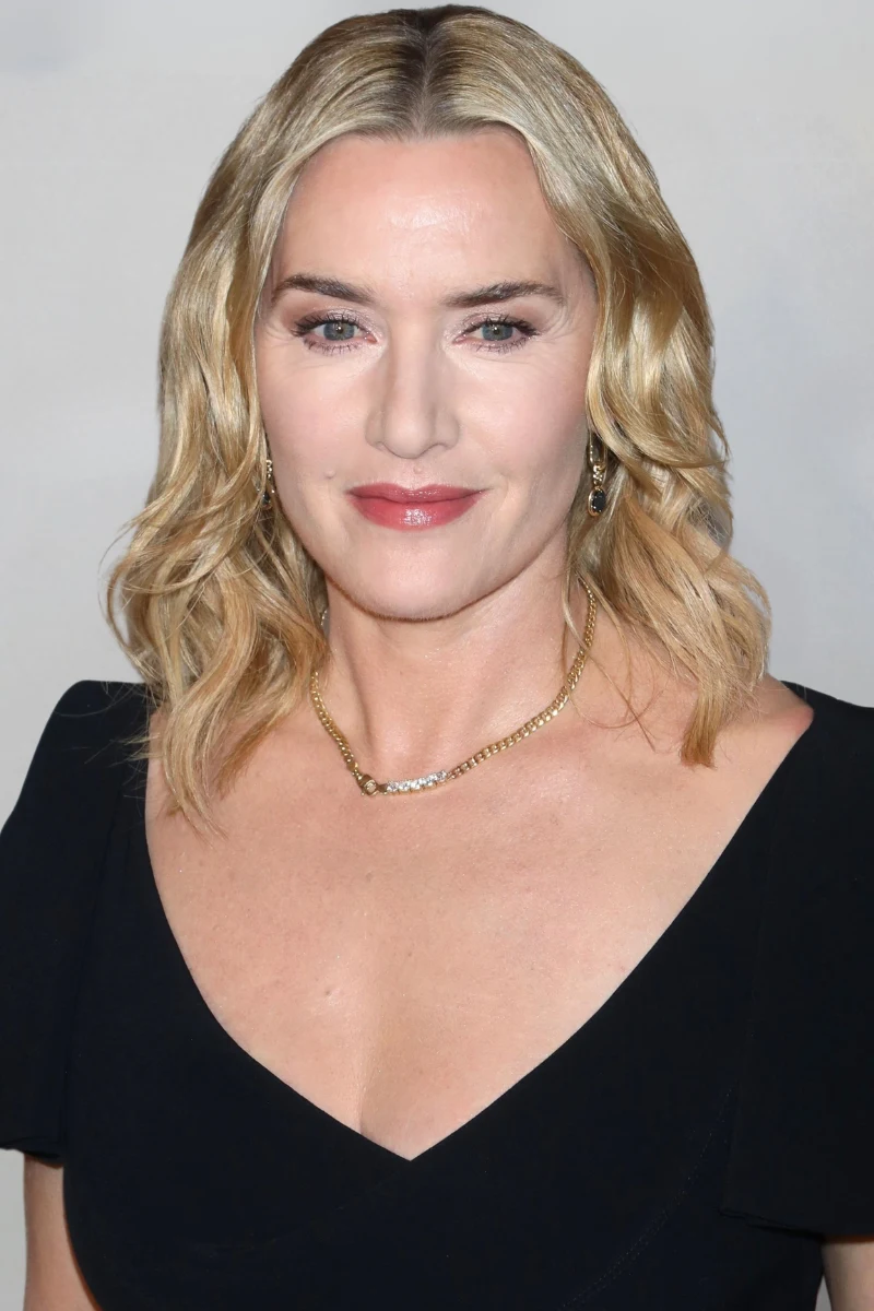 Kate Winslet w rozpuszczonych włosach, delikatnym makijażu i czarnej sukience