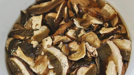 W czym najlepiej moczyć grzyby, żeby nie były gorzkie?