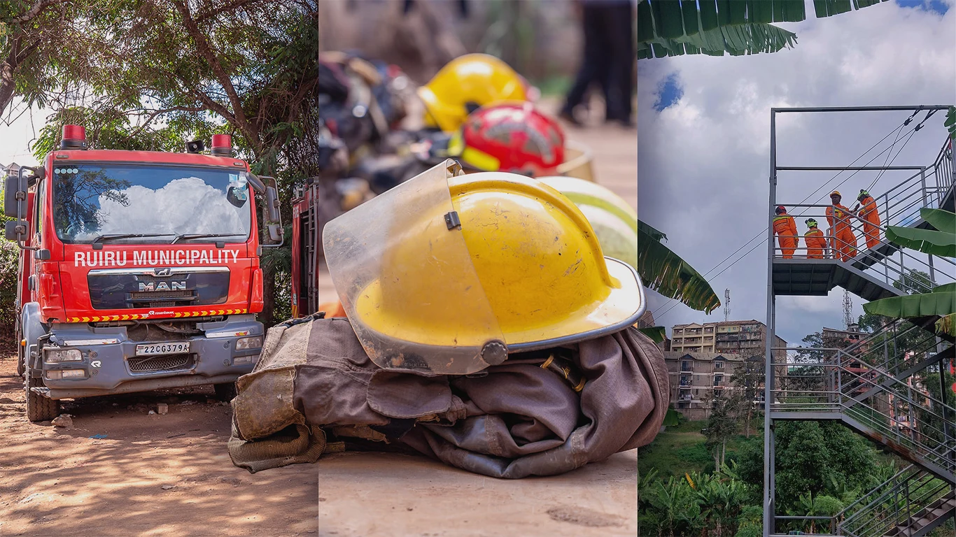 Polacy szkolą Kenijczyków Wóz strażacki z napisem Ruiru Municipality, złożone na ziemi ubranie i kask strażacki oraz kilku strażaków w pomarańczowych kombinezonach stojących na metalowej konstrukcji ratowniczej na tle zabudowań i zieleni.