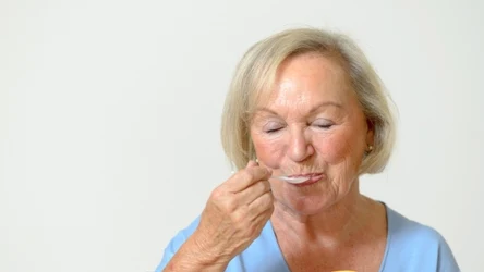 Pewien olej ma wiele właściwości zdrowotnych. Seniorzy powinni pić go codziennie. 