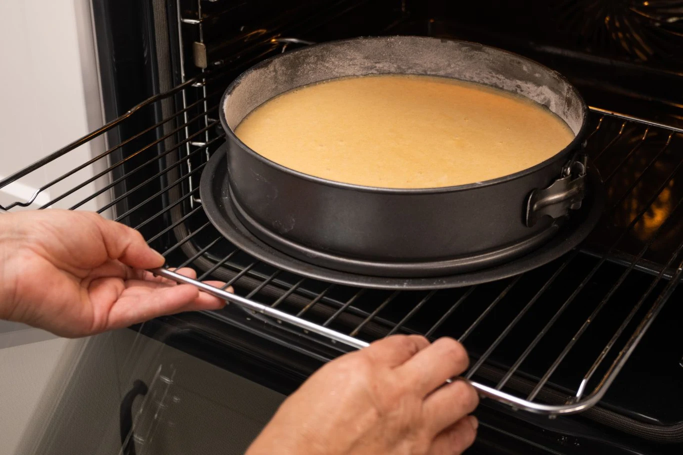 Warto wiedzieć, w jakiej temperaturze piec sernik, żeby nie popękał Warto wiedzieć, w jakiej temperaturze piec sernik, żeby nie popękał