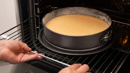 Warto wiedzieć, w jakiej temperaturze piec sernik, żeby nie popękał
