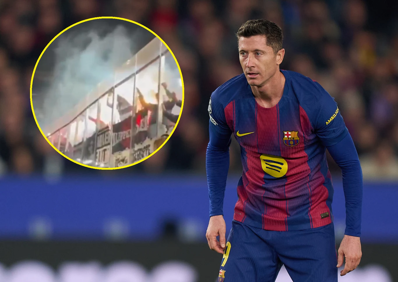 Robert Lewandowski Piłkarz FC Barcelony w granatowo-bordowym stroju stoi na murawie podczas meczu. W tle widoczni kibice na trybunach, unosi się dym, prawdopodobnie z rac ze strefy kibiców.