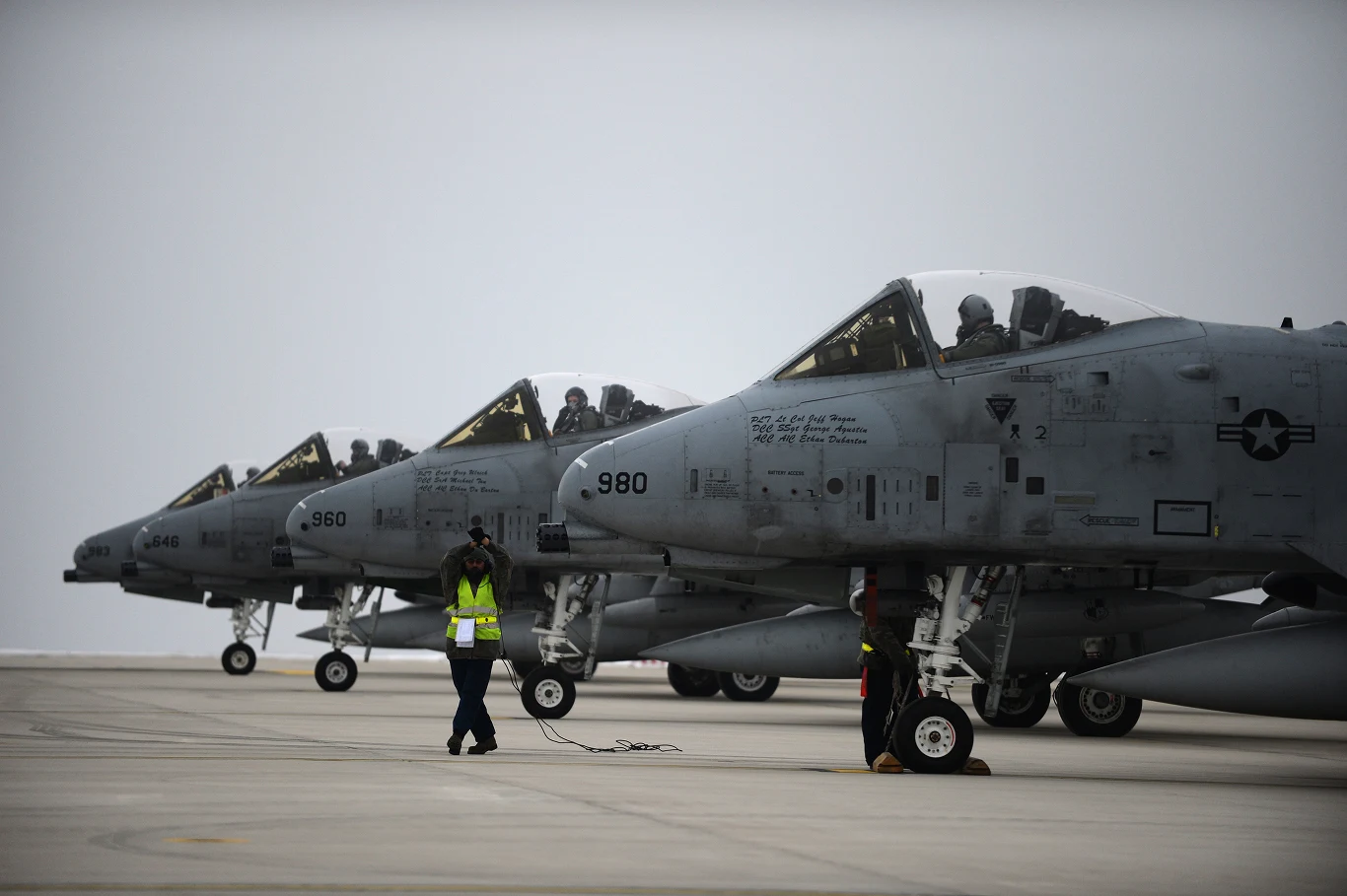 Amerykanie chcą zachować swoje samoloty szturmowe A-10 Thunderbolt II. Ukraina chciała je do walki Trzy myśliwce wojskowe ustawione w szeregu na pasie startowym, obok nich osoba w kamizelce odblaskowej wykonująca czynności techniczne na tle jasnego, pochmurnego nieba.