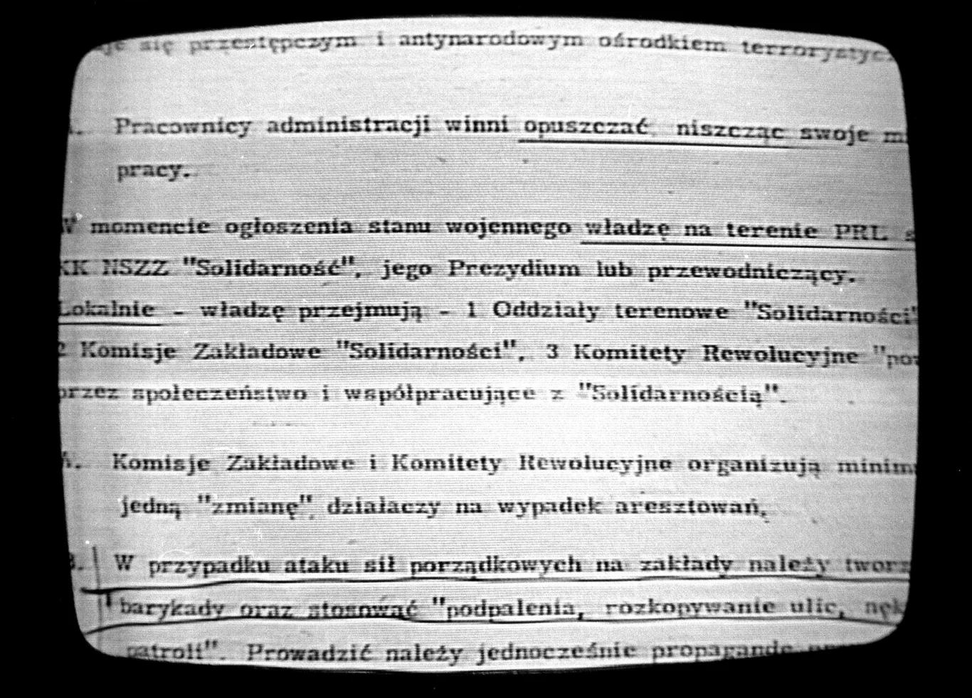 14 grudnia 1981 r., stan wojenny. Dziennik Telewizyjny podaje informacje o kontrrewolucji przygotowywanej przez "Solidarność" Widok ekranu telewizyjnego z wyświetlonym maszynopisanym dokumentem, którego treść związana jest z działalnością NSZZ Solidarność, wprowadzeniem stanu wojennego oraz instrukcjami dotyczącymi zachowania w przypadku ataku służb porządkowych.