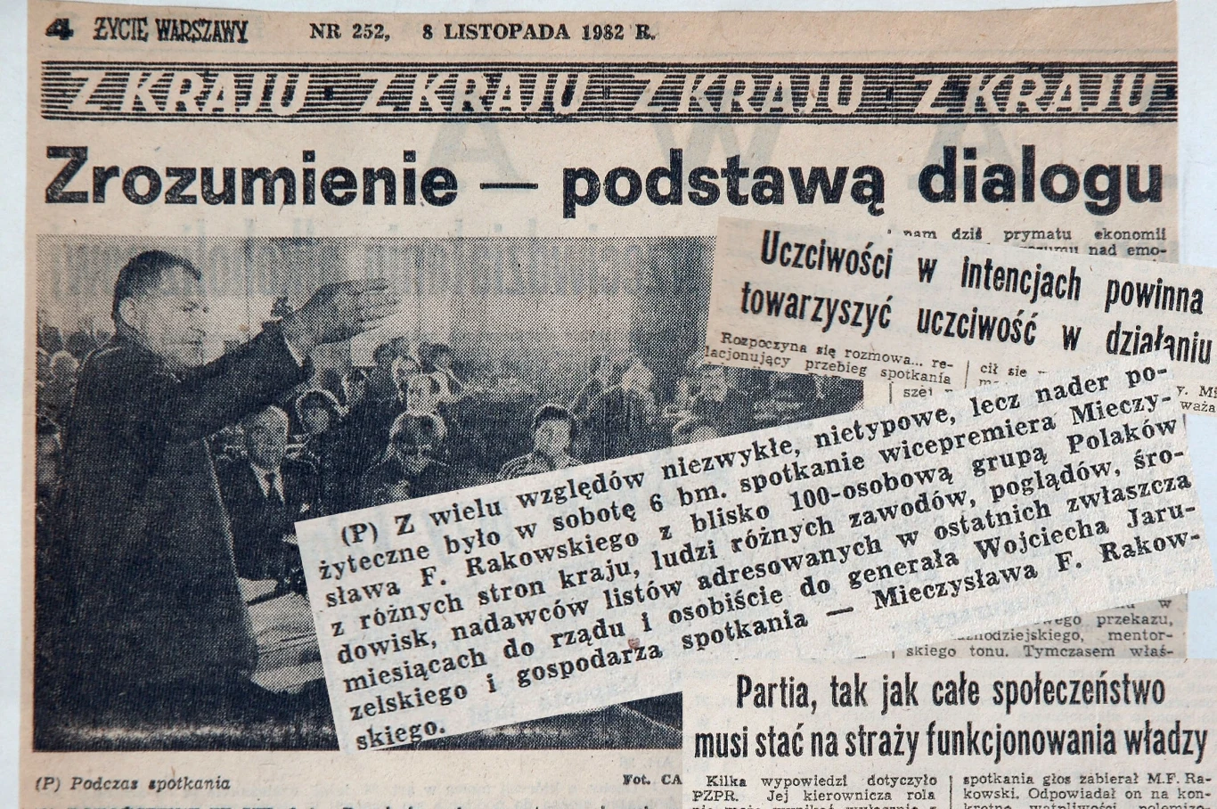 Media były podporządkowane przekazowi władzy Czarno-białe zdjęcie gazety z nagłówkiem o dialogu oraz fragmentami artykułu, widoczna jest scena publicznego przemówienia mężczyzny do zgromadzonego tłumu, wokół obecne inne osoby, teksty dotyczą znaczenia uczciwości i ról społecznych.