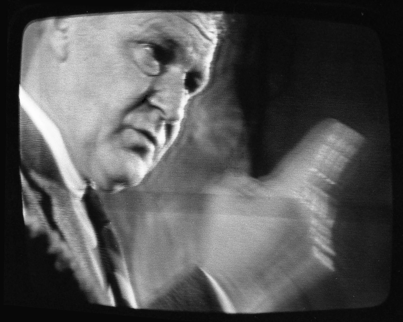 Nie uwierzysz, ile kłamstw ukrywała propaganda stanu wojennego Starszy mężczyzna w garniturze uchwycony w dynamicznym, rozmytym geście podczas przemówienia lub wystąpienia publicznego, obraz widziany przez ekran telewizora w odcieniach czerni i bieli.