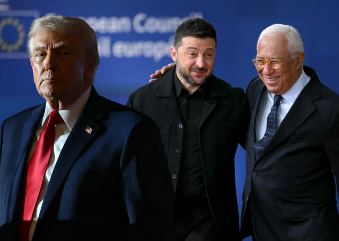 Negocjacje pokojowe na linii USA-Ukraina. Na stole leży propozycja szybkiej ścieżki członkostwa Ukrainy w Unii Europejskiej. Na zdj. Donald Trump, Wołodymyr Zełenski i przewodniczący Rady Europejskiej Antonio Costa Trzech mężczyzn na pierwszym planie, z których dwóch uśmiecha się i pozuje razem, podczas gdy trzeci stoi z poważnym wyrazem twarzy na tle niebieskiego baneru z widocznym fragmentem logo Rady Europejskiej.