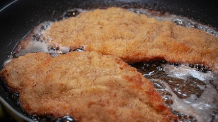 Marynata na bazie mleka sprawia, że schab po smażeniu jest kruchy i soczysty. 