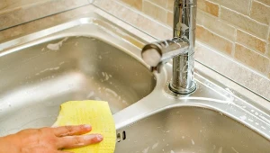 Wypróbuj nietypowy sposób na wyczyszczenie zlewu ze stali nierdzewnej.