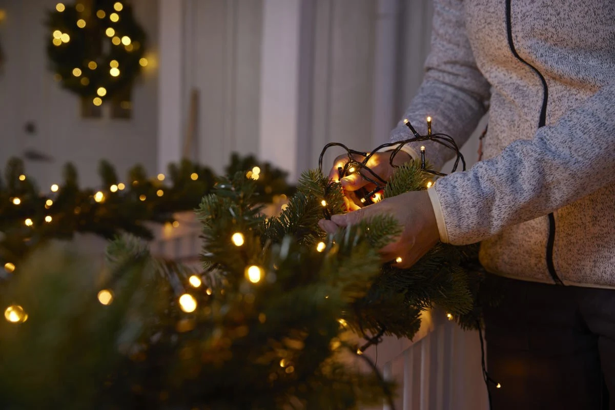 Łańcuchy świetlne można rozwiesić w środku i na zewnątrz