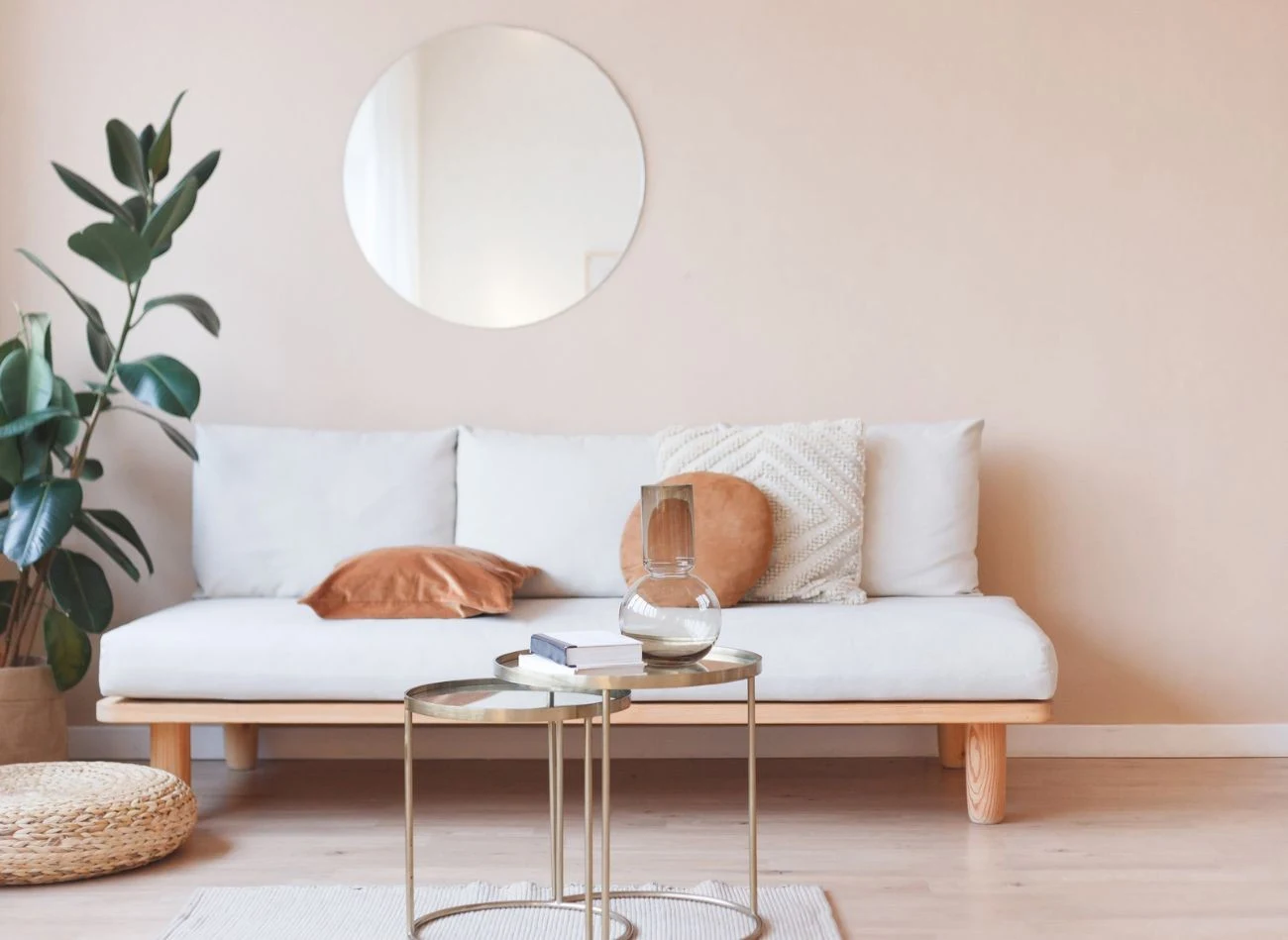 Lustro najlepiej wieszać w miejscu, gdzie będzie odbijało światło wpadające przez okna lub drzwi.